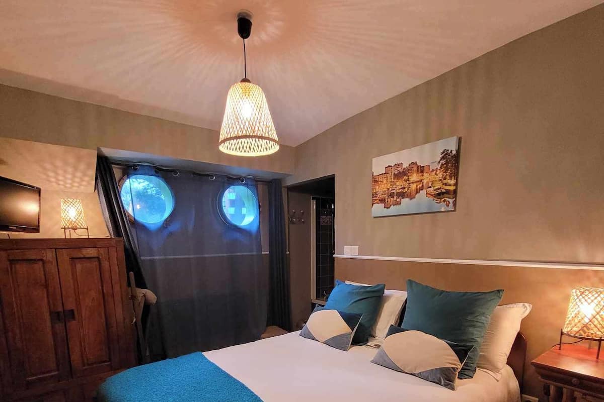 Quarto conforto | 1 quarto, individualmente decorados, individualmente mobiliados