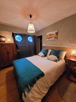 Comfort Room | Individually decorated, individually furnished, desk, laptop workspace - Péniche Amboise Maison d'hôtes Toulouse (Toulouse)