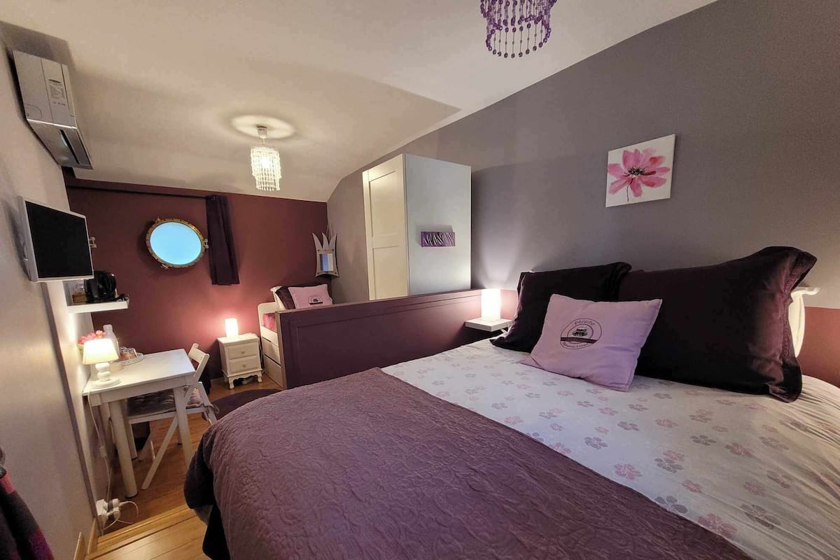 Quarto triplo conforto, várias camas, vista para o canal | 1 quarto, individualmente decorados, individualmente mobiliados