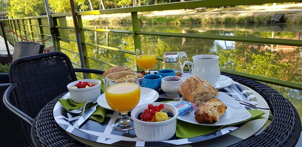 Free daily self-serve breakfast - Péniche Amboise Maison d'hôtes Toulouse (Toulouse)