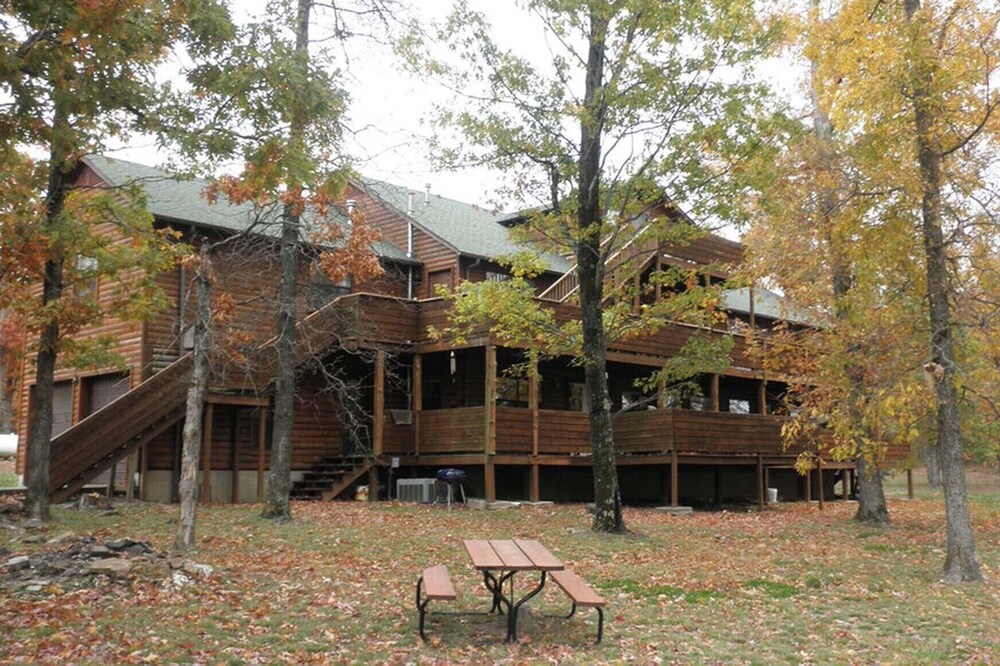 Huge Log Cabin Perfect for Family Reunions & Church/Corporate Retreats