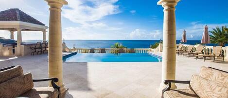 สระว่ายน้ำกลางแจ้ง