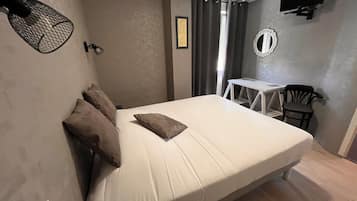 Tweepersoonskamer | Individueel gedecoreerd, individueel gemeubileerd, een bureau