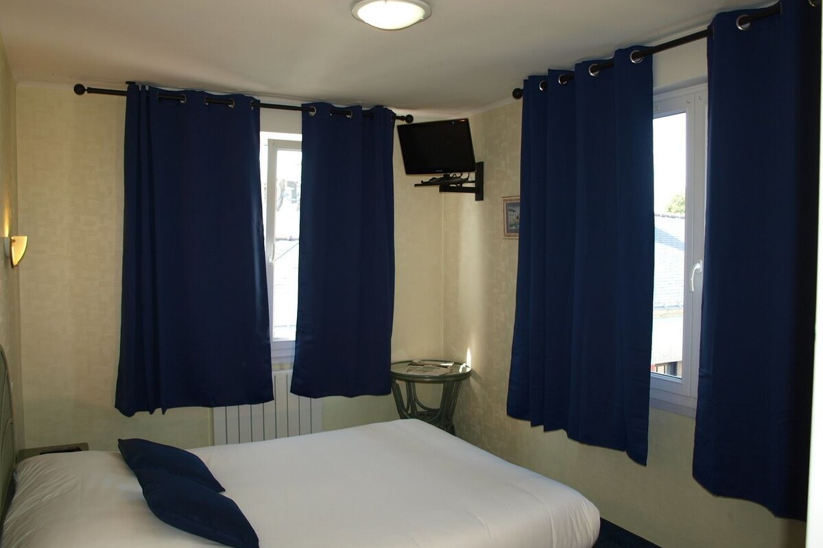 Schreibtisch, schallisolierte Zimmer, Bügeleisen/Bügelbrett