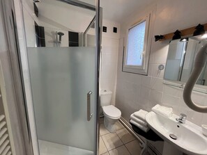 Habitación doble Confort | Baño | Regadera y toallas 
