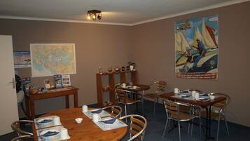 Daily cooked-to-order breakfast (EUR 7.90 per person)