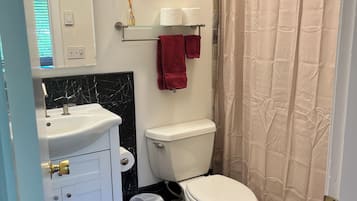 Séchoir à cheveux, serviettes fournies, papier de toilette
