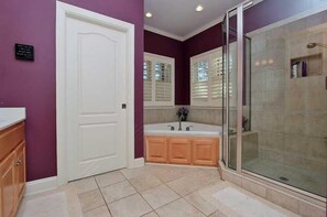 Ensemble douche/baignoire, baignoire à jets, sèche-cheveux