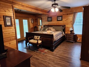 3 slaapkamers, een strijkplank/strijkijzer, gratis wifi, beddengoed