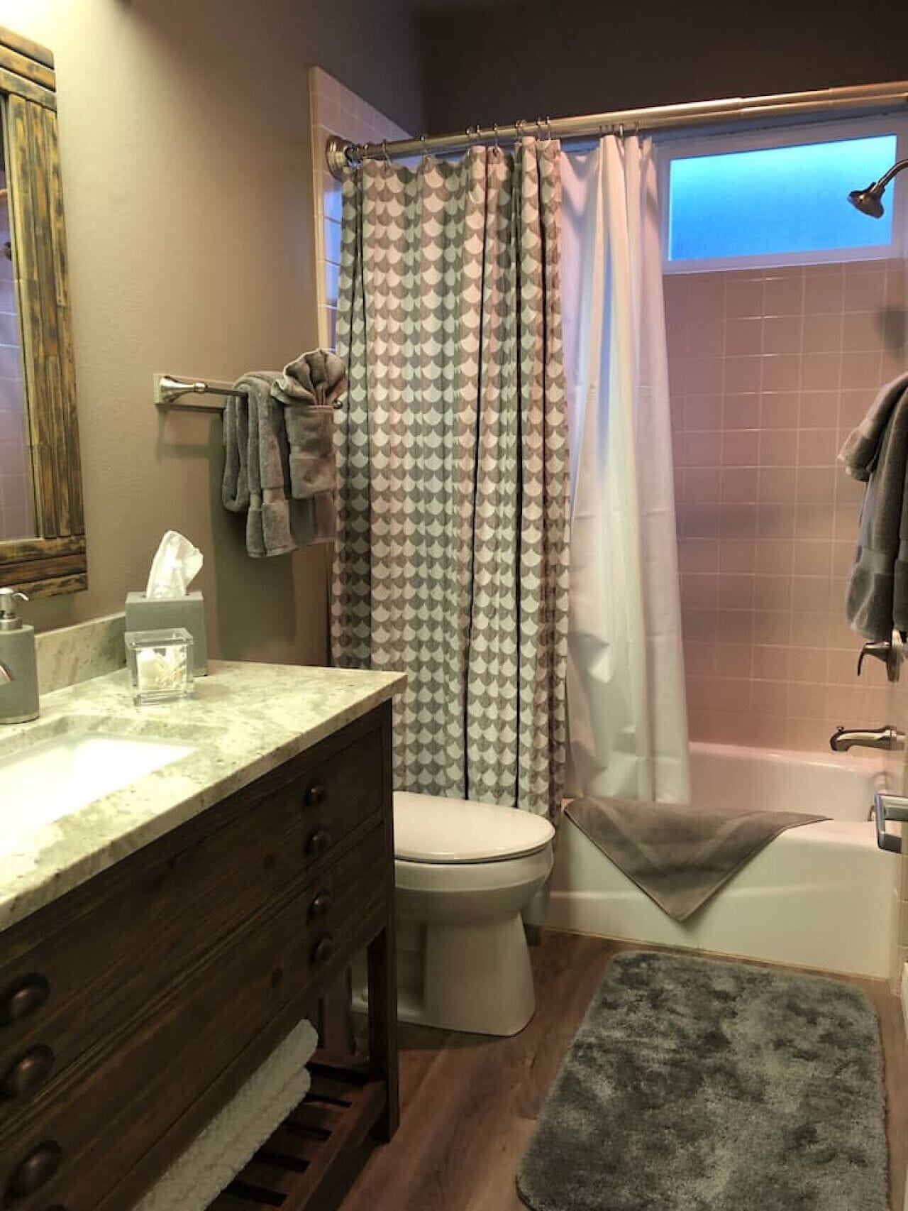 Une salle de bain avec des toilettes, un lavabo et une baignoire.