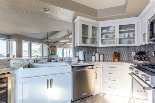 Magical Retreat!  Contemporary and Cozy Park Hill!