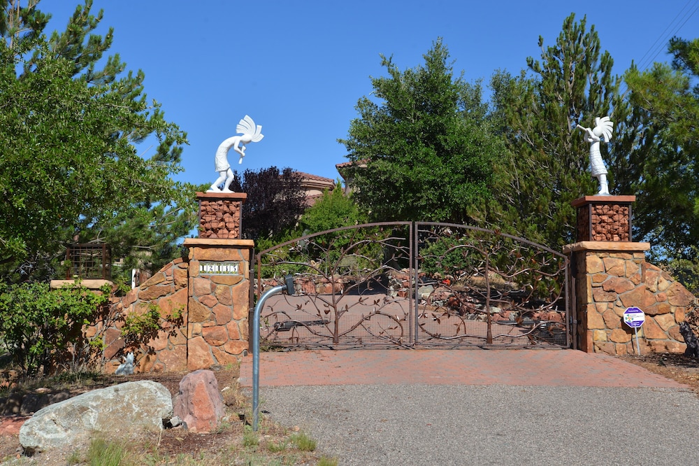 This is an exclusive vineyard cottage, ready for a Romantic or relaxed getaway .