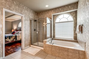 Combined shower/bathtub, hair dryer, towels, soap - 6Bdrm 4Bth Pool 3 king sleeps 20 (Kennedale)