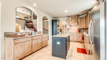 KylskÄp, mikrovÄgsugn, ugn och spishÀll