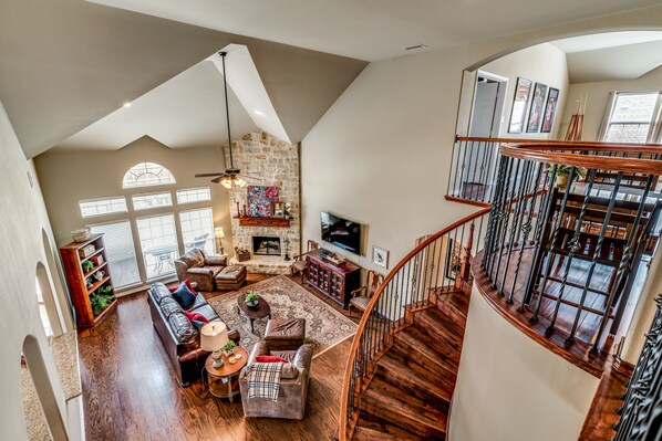 Smart-TV, Kamin, Musikbibliothek, Videothek