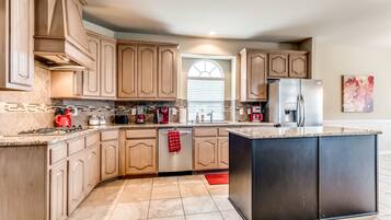 KylskÄp, mikrovÄgsugn, ugn och spishÀll