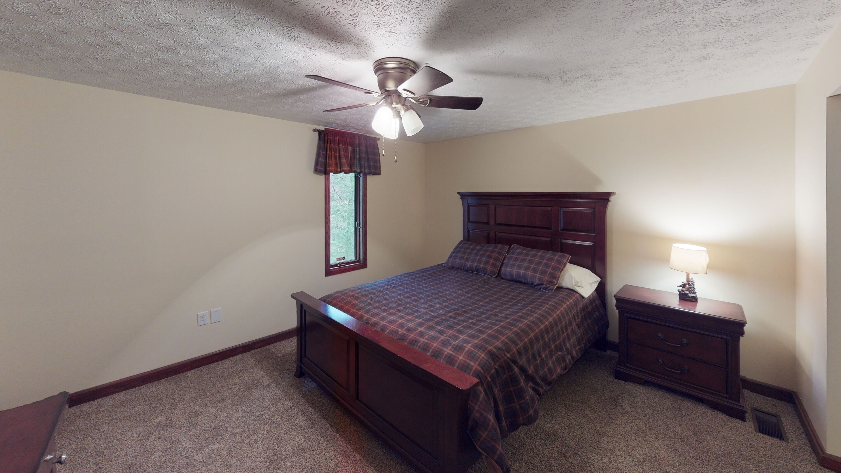 4 bedrooms, iron/ironing board, WiFi (free), bed sheets