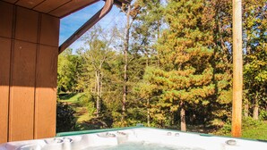 Un jacuzzi con vistas a una zona boscosa.