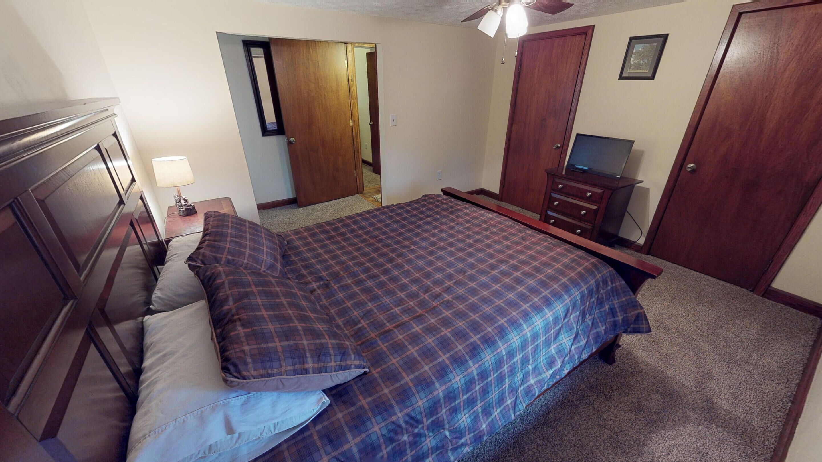 4 bedrooms, iron/ironing board, WiFi (free), bed sheets