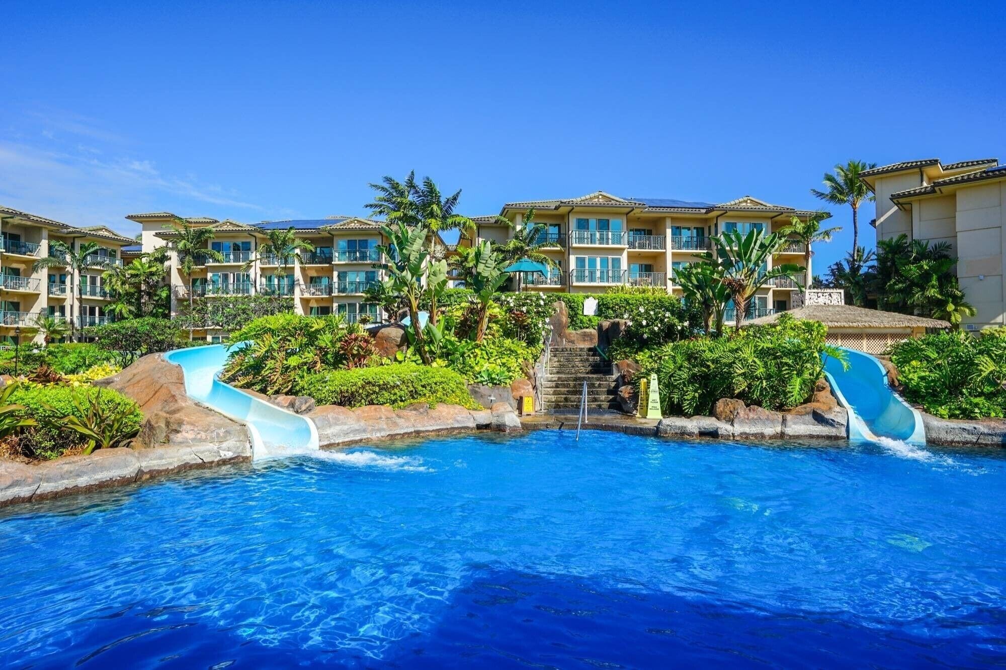 Een buitenzwembad, een verwarmd zwembad