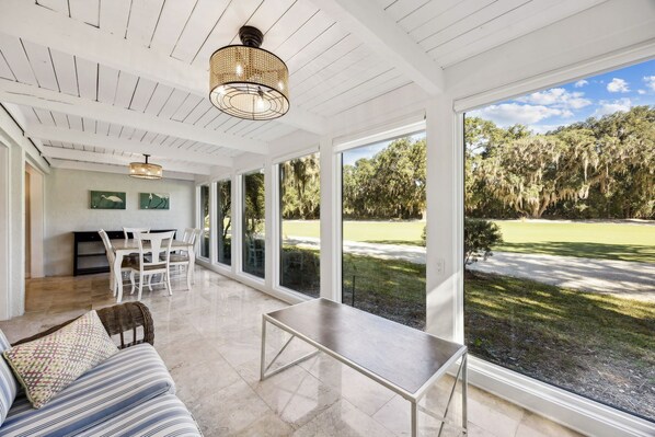 المنشأة من الداخل