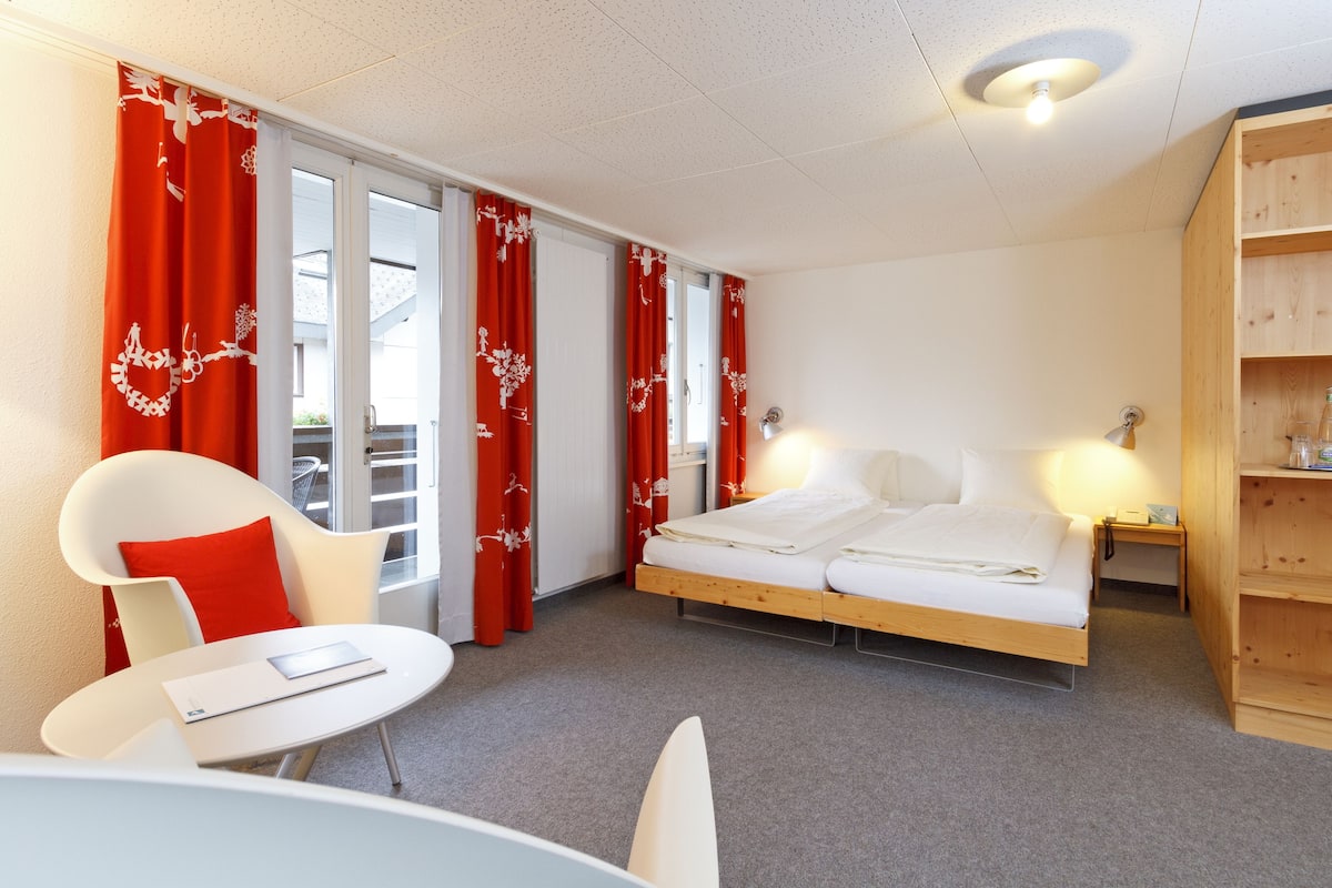 Quarto casal econômico | Roupas de cama antialérgicas, cofres nos quartos, Wi-Fi de cortesia