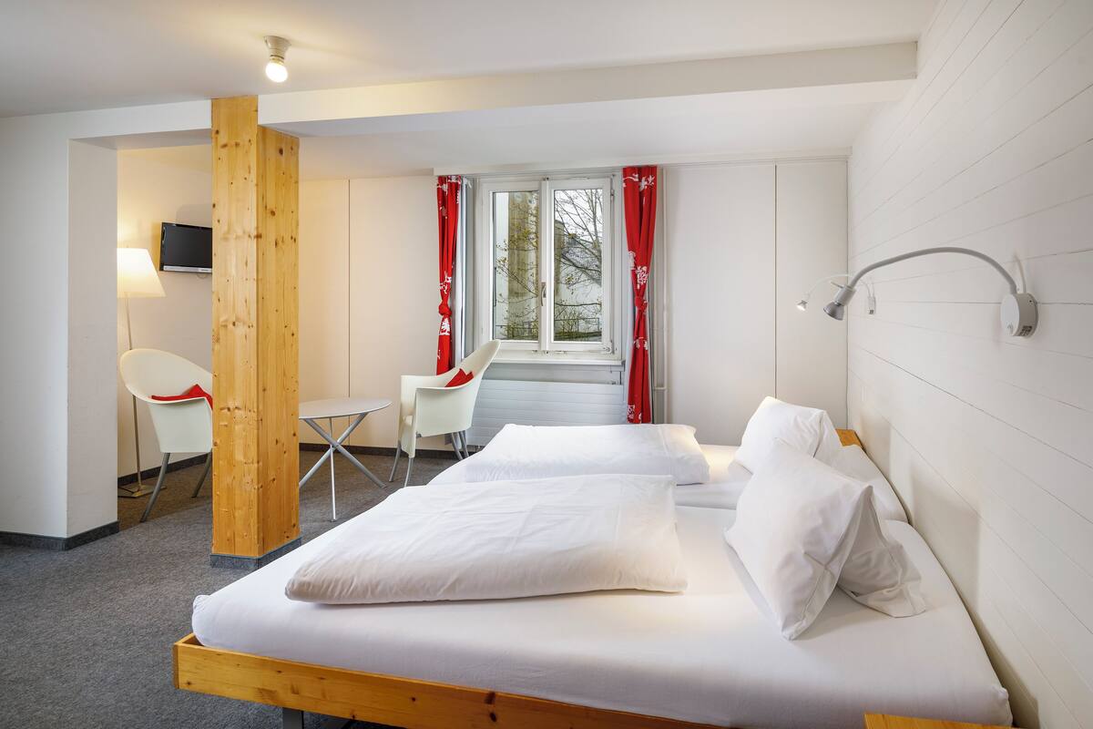 Quarto triplo econômico | Roupas de cama antialérgicas, cofres nos quartos, Wi-Fi de cortesia