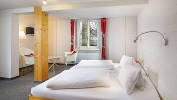 Hypo-allergenic bedding, in-room safe, free WiFi, bed sheets