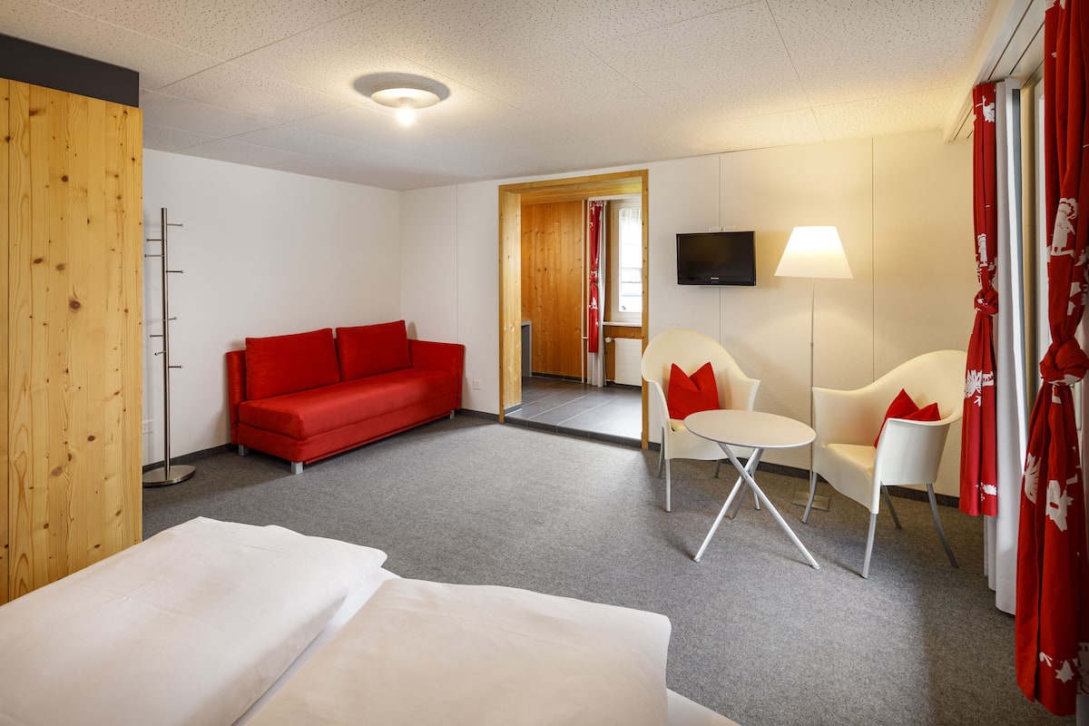 Quarto quádruplo econômico | Roupas de cama antialérgicas, cofres nos quartos, Wi-Fi de cortesia