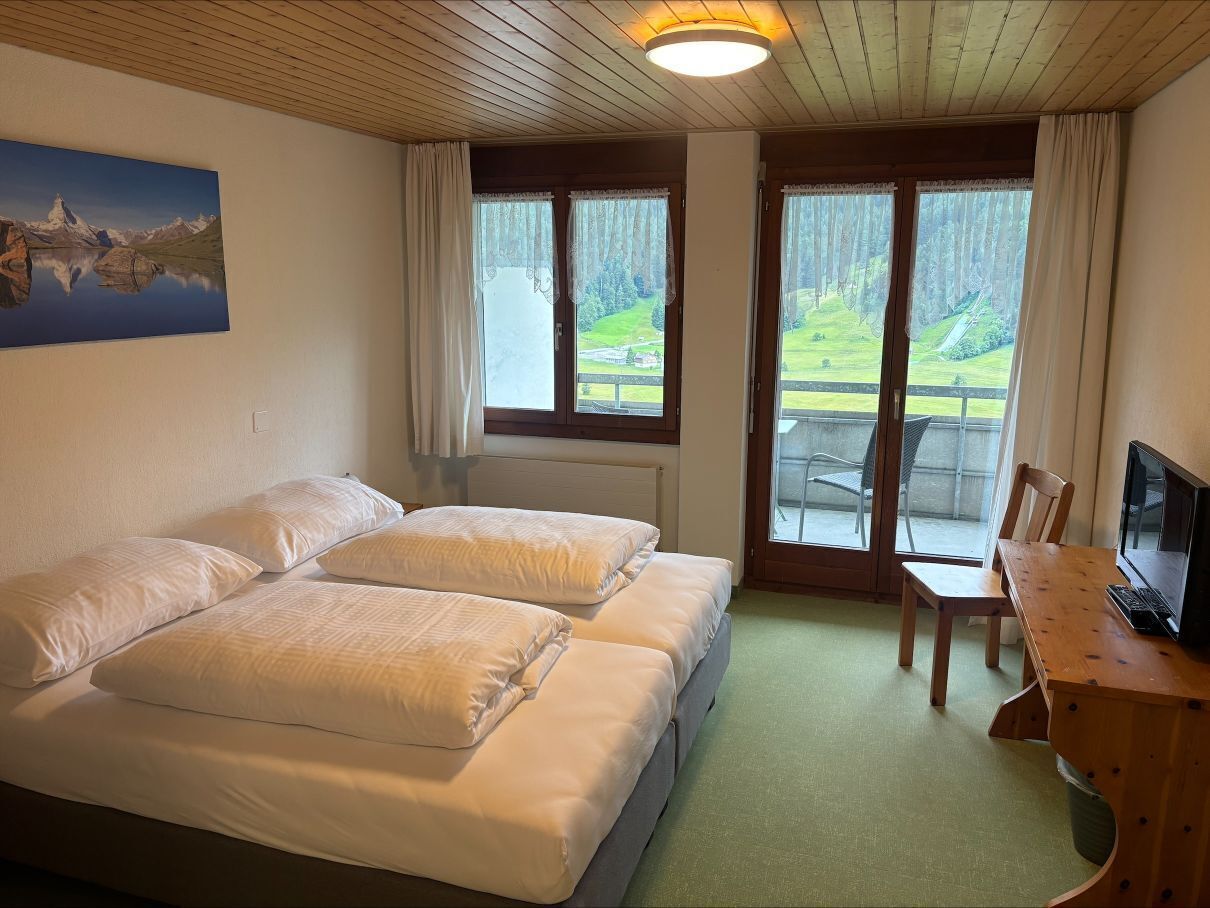 Habitación con 1 cama doble o 2 individuales | Ropa de cama hipoalergénica, caja fuerte, wifi gratis y ropa de cama