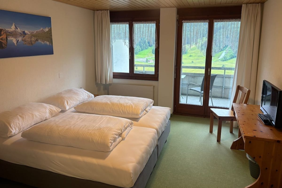 Chambre double ou avec lits jumeaux | Literie hypoallergénique, coffre-fort, accès au Wi-Fi (inclus)