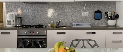 Geladeira, micro-ondas, fogão, cooktop
