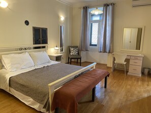 2 habitaciones, escritorio, tabla de planchar con plancha y wifi 