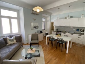 Smart TV, books - 15th Century Old Town 2 Bedroom Apartment sleeps 5 (Dubrovnik)