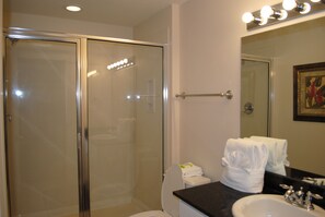 Combined shower/bathtub, hair dryer, towels, toilet paper - Ground Floor 1FL - Beachfront - Self Check-in/Out - Optional beach services (Panama City Beach)