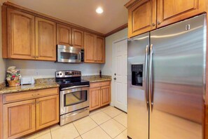 Kjøleskap, mikrobølgeovn, ovn og kokeplater