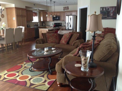 LAKEFRONT CONDO # 111 * 3BR / 2 BA SLEEPS 6 $ 200 Wochentage Juli / Aug.