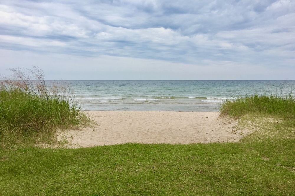 Lake Michigan Sand Beachfront Condo, Spectacular Views, Sunrise Shores, WiFi