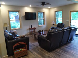 Smart TV, lareira, mesa de pingue-pongue