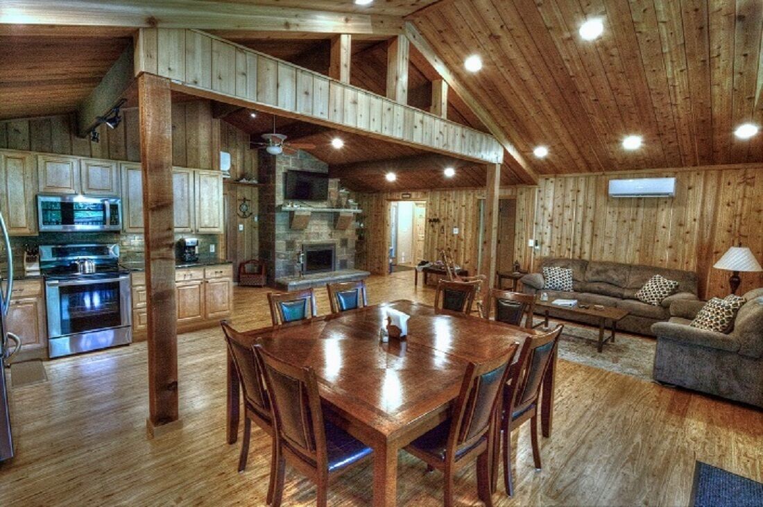 LAKE FRONT 6 BEDROOMS  4 BATHS  SLEEPS 14