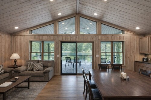 6BR Lakefront - Private Dock - Game Room - Walk to Lakeview Lodge/Pool