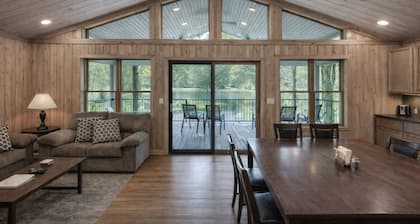 6BR Lakefront - Private Dock - Game Room - Walk to Lakeview Lodge/Pool