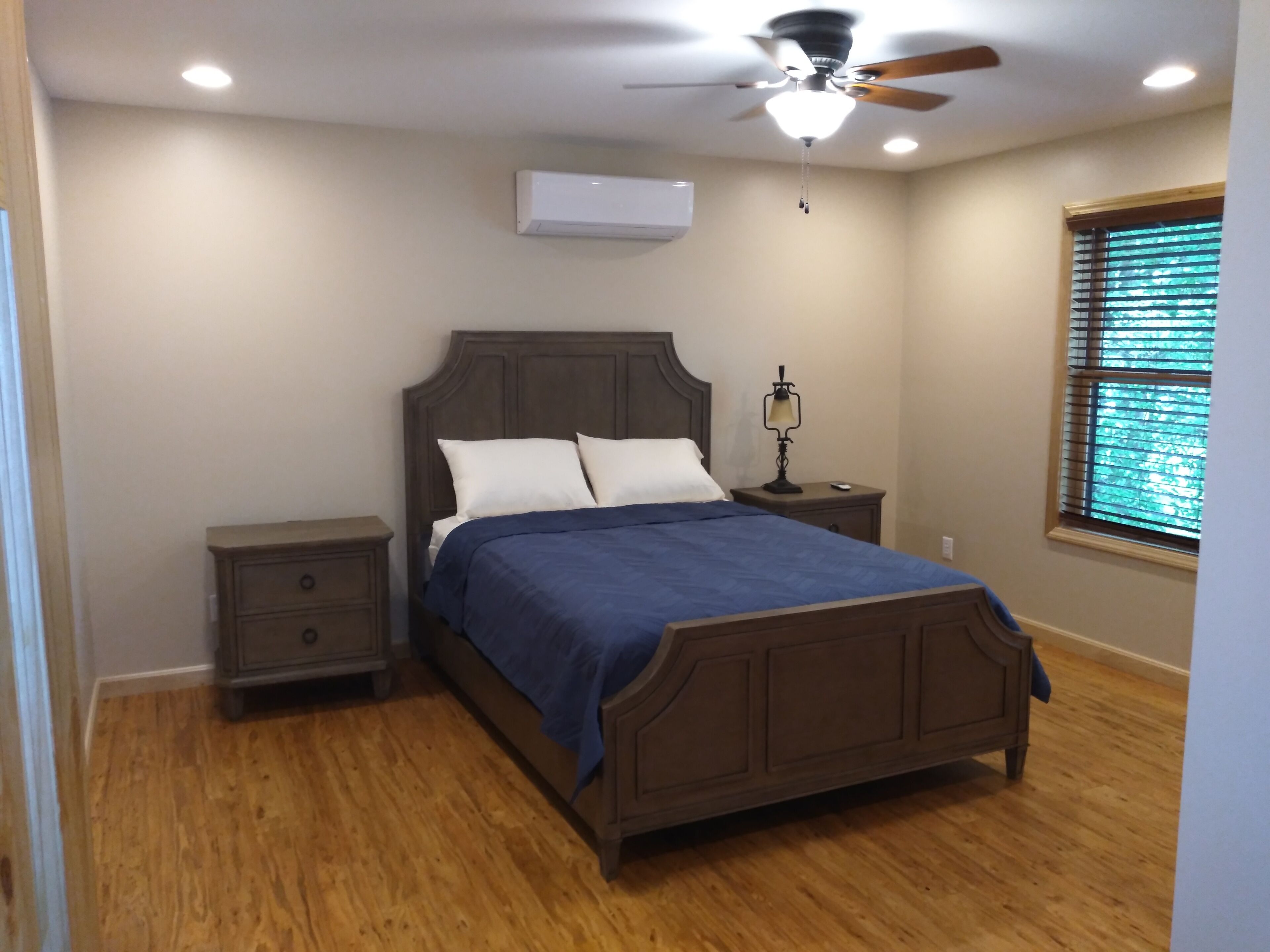 LAKE FRONT 6 BEDROOMS  4 BATHS  SLEEPS 14