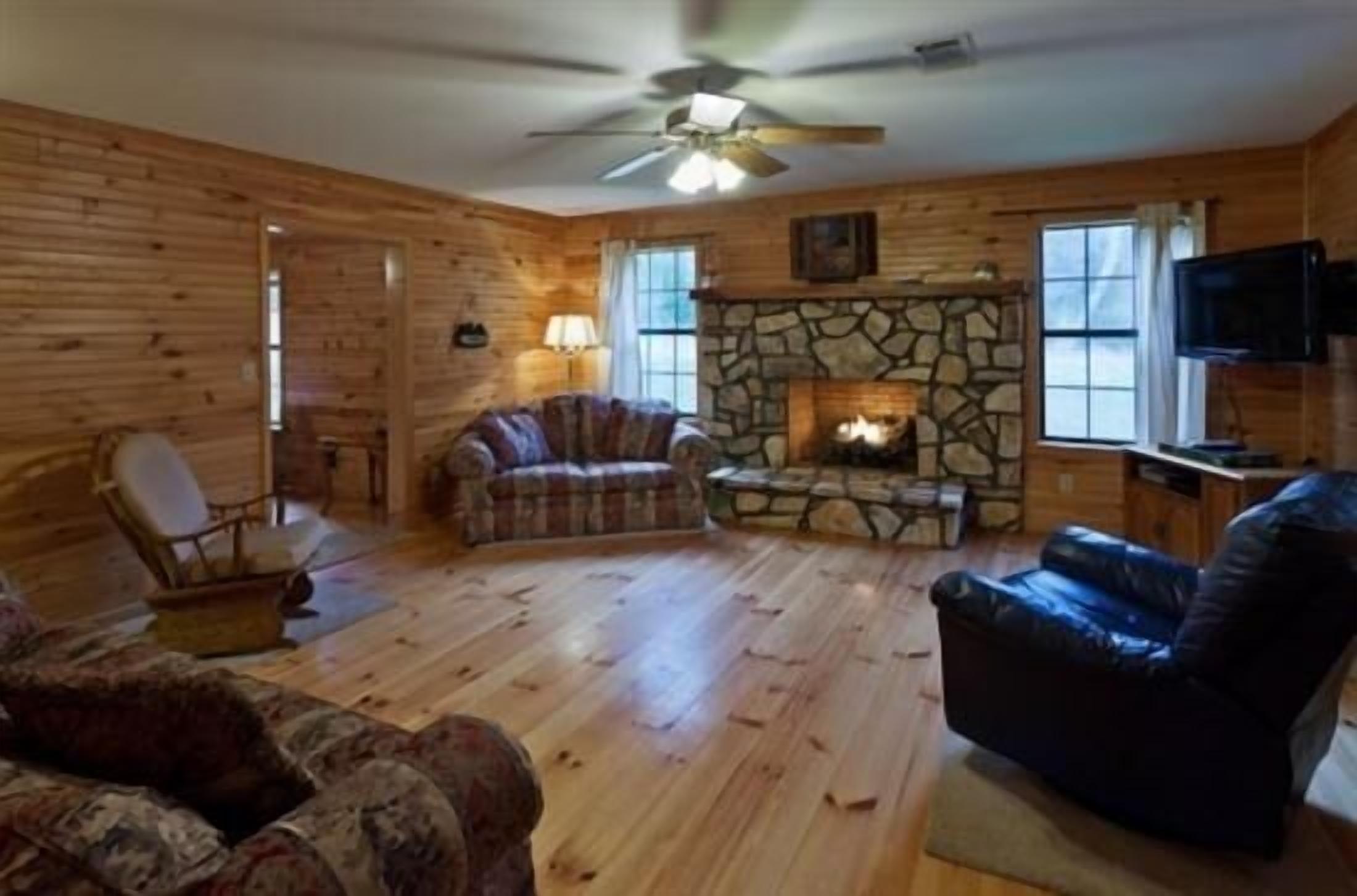 Private Pond, Historic Cabin on 12 Acres Clean, Comfortable, Away From Crowds