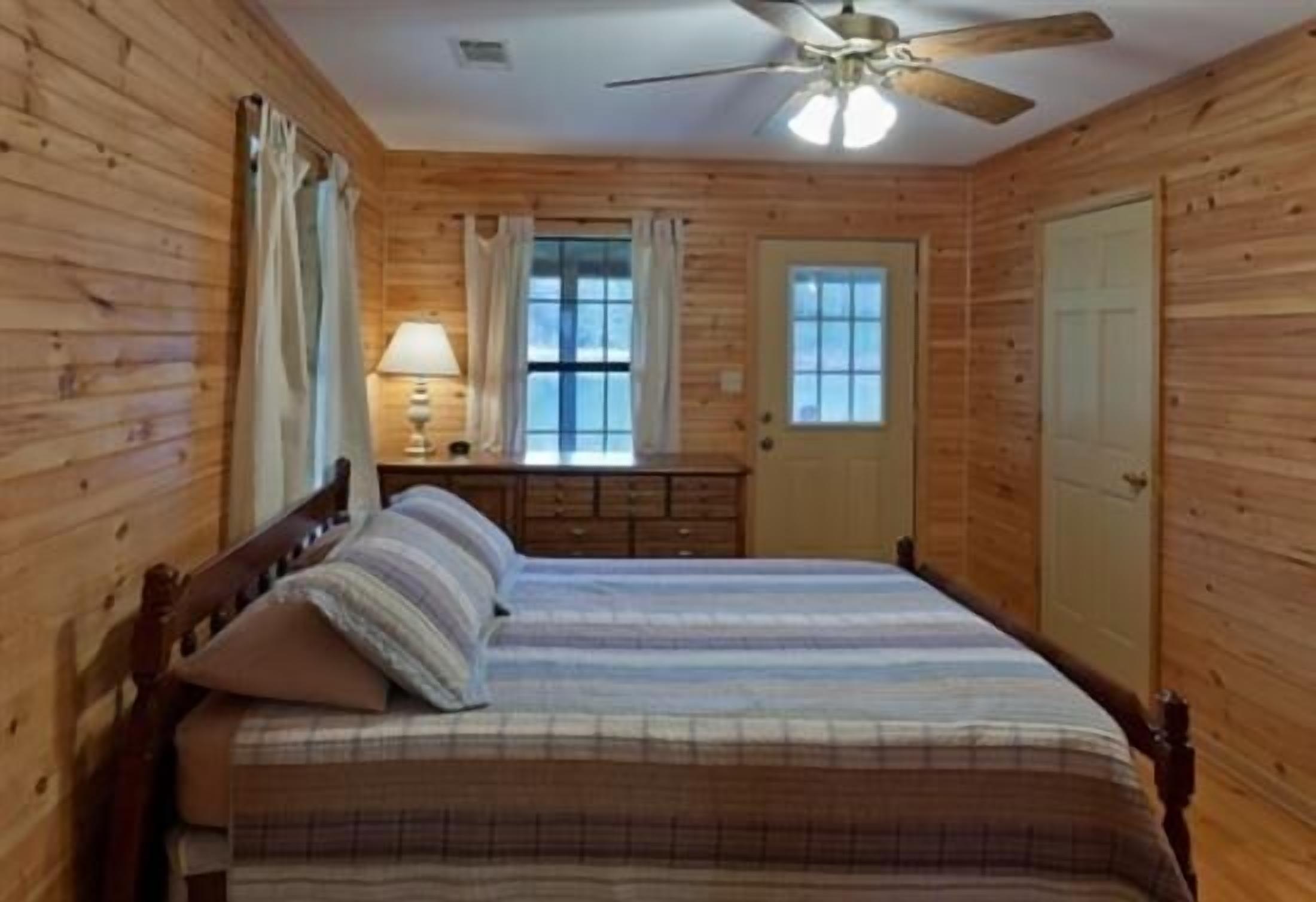 Private Pond, Historic Cabin on 12 Acres Clean, Comfortable, Away From Crowds