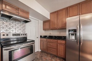Frigorífico, microondas, horno y placa de cocina