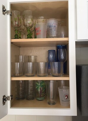 冰箱、微波炉、烤箱、炉灶