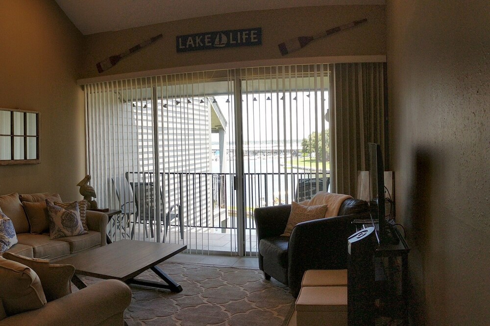 Beautiful Waterfront Condo in Walden on Lake Conroe