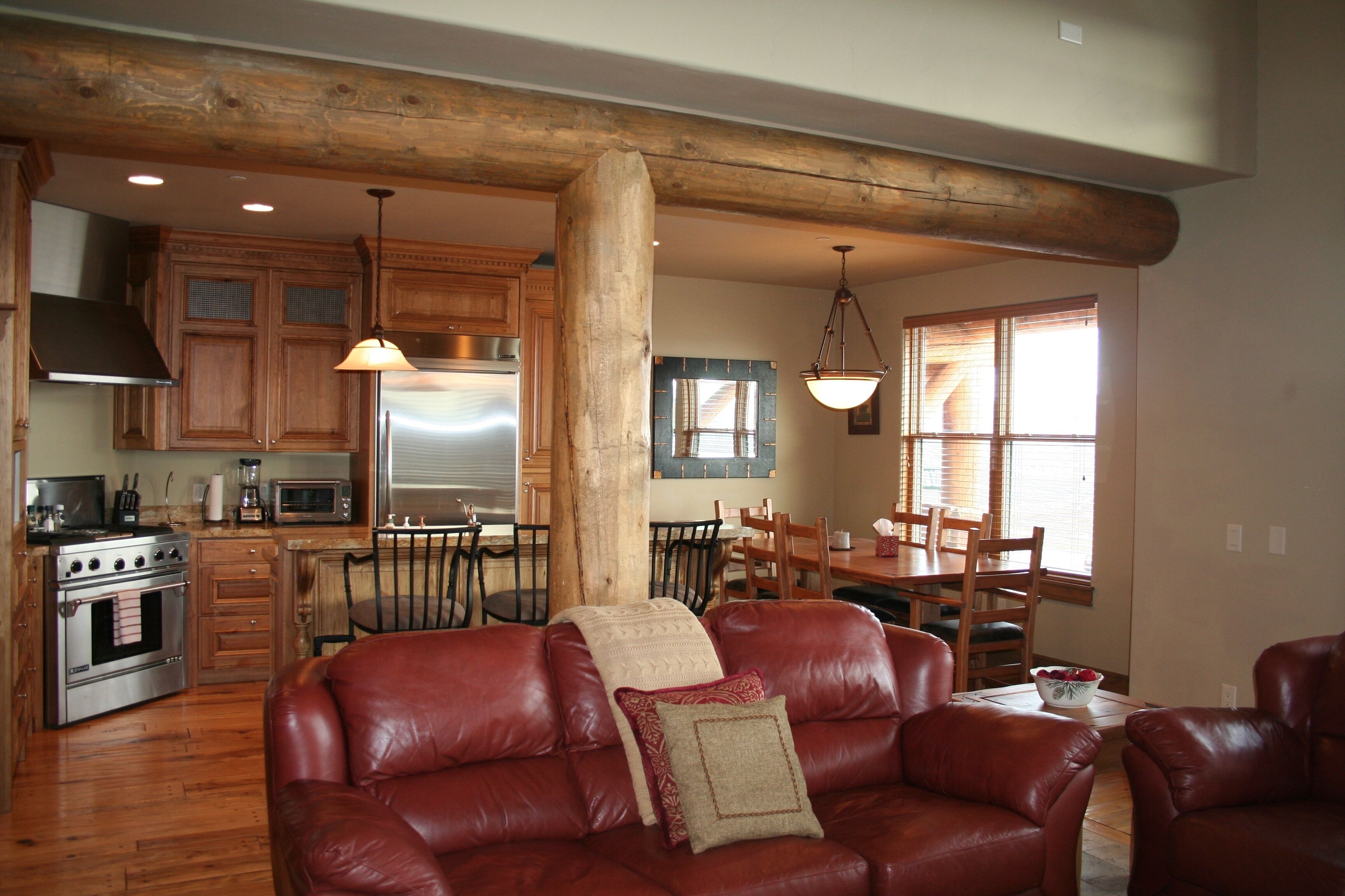 平板电视、壁炉、DVD 播放器、书