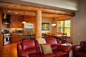 Flachbildfernseher, Kamin, DVD-Player, Bücher